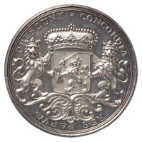 TMNK 00359
          <br/>
          Beloningspenning (zilveren afslag) van de Staten-Generaal, aan buitenlandse gezanten en bij bijzondere gelegenheden aangeboden
          <br/>
          <em>Republiek der Zeven Verenigde Nederlanden, republiek (1588-1795)</em>