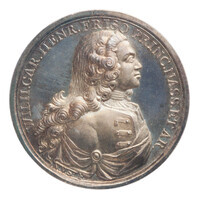 TMNK 01765
<br/>
Willem Karel Hendrik Friso, prins van Oranje en stadhouder van Friesland, tot ridder in de orde van de Kouseband verheven
<br/>
<em>Republiek der Zeven Verenigde Nederlanden, republiek (1588-1795)</em>
