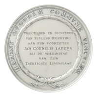 TMNK 02223
<br/>
Tachtigste verjaardag van Jan Cornelis Tadema, hulde van Directeuren en Scretaris van Teylers Stichting te Haarlem aan hun voorzitter
<br/>
<em>Nederland, Koninkrijk (1830-heden)</em>