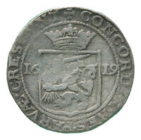 TMNK 05702
          <br/>
          Halve nederlandse rijksdaalder uit West-Friesland
          <br/>
          <em>Republiek der Zeven Verenigde Nederlanden, Holland (West-Friesland), landschap (1573-1795)</em>