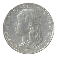 TMNK 05883
          <br/>
          Gulden uit Nederland op naam van Wilhelmina, koningin der Nederlanden (1890-1948)
          <br/>
          <em>Nederland, Koninkrijk (1830-heden)</em>