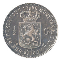 TMNK 05887
          <br/>
          Halve gulden uit Nederland op naam van Wilhelmina, koningin der Nederlanden (1890-1948)
          <br/>
          <em>Nederland, Koninkrijk (1830-heden)</em>