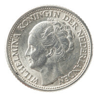 TMNK 05897
          <br/>
          Vijfentwintig cent (kwartje) uit Nederland op naam van koningin Wilhelmina (1890-1948)
          <br/>
          <em>Nederland, Koninkrijk (1830-heden)</em>