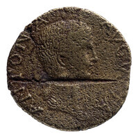 TMNK 09316
<br/>
Dupondius uit het Romeinse Keizerrijk op naam van Antonia Augusta (minor, de jongere) / Marcus Antonius / Octavia (minor, de jongere) Thurina, met kerf door hals
<br/>
<em>Romeins Keizerrijk</em>