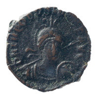 TMNK 09733
<br/>
Aes 3 of 4 uit het Byzantijnse Rijk op naam van Theodosius II (402-450)
<br/>
<em>Byzantijns Keizerrijk</em>