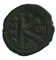 TMNK 09766
<br/>
Halve follis (twintig nummi) uit het Byzantijnse Rijk op naam van Justinianus I (527-565)
<br/>
<em>Byzantijns Keizerrijk</em>