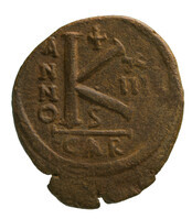 TMNK 09767
<br/>
Halve follis (twintig nummi) uit het Byzantijnse Rijk op naam van Justinianus I (527-565)
<br/>
<em>Byzantijns Keizerrijk</em>