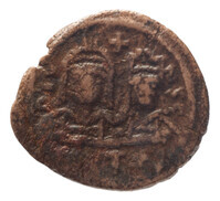 TMNK 09783
<br/>
Kwart follis uit het Byzantijnse Rijk op naam van Justinus II (565-578) / Sophia (565-578)
<br/>
<em>Byzantijns Keizerrijk</em>