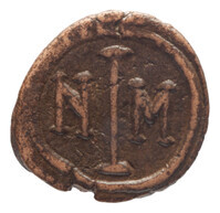 TMNK 09783
<br/>
Kwart follis uit het Byzantijnse Rijk op naam van Justinus II (565-578) / Sophia (565-578)
<br/>
<em>Byzantijns Keizerrijk</em>