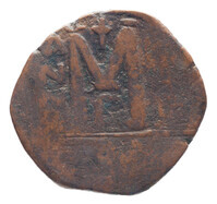 TMNK 09785
<br/>
Follis (veertig nummi) uit het Byzantijnse Rijk op naam van Justinus II (565-578) / Sophia (565-578)
<br/>
<em>Byzantijns Keizerrijk</em>