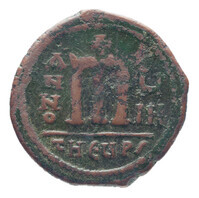 TMNK 09790
<br/>
Follis (veertig nummi) uit het Byzantijnse Rijk op naam van Tiberius Constantijn (578-582)
<br/>
<em>Byzantijns Keizerrijk</em>