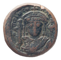 TMNK 09791
<br/>
Follis (veertig nummi) uit het Byzantijnse Rijk op naam van Tiberius Constantijn (578-582)
<br/>
<em>Byzantijns Keizerrijk</em>