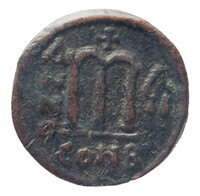 TMNK 09791
<br/>
Follis (veertig nummi) uit het Byzantijnse Rijk op naam van Tiberius Constantijn (578-582)
<br/>
<em>Byzantijns Keizerrijk</em>