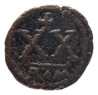 TMNK 09792
<br/>
Halve follis uit het Byzantijnse Rijk op naam van Tiberius Constantijn (578-582)
<br/>
<em>Byzantijns Keizerrijk</em>