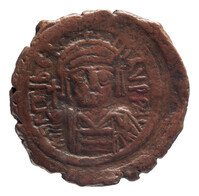 TMNK 09794
<br/>
Halve follis uit het Byzantijnse Rijk op naam van Mauritius Tiberius (582-602)
<br/>
<em>Byzantijns Keizerrijk</em>