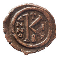 TMNK 09794
<br/>
Halve follis uit het Byzantijnse Rijk op naam van Mauritius Tiberius (582-602)
<br/>
<em>Byzantijns Keizerrijk</em>