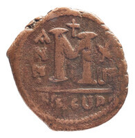 TMNK 09797
<br/>
Follis (veertig nummi) uit het Byzantijnse Rijk op naam van Mauritius Tiberius (582-602)
<br/>
<em>Byzantijns Keizerrijk</em>
