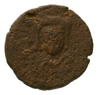 TMNK 09798
<br/>
Halve follis uit het Byzantijnse Rijk op naam van Mauritius Tiberius (582-602)
<br/>
<em>Byzantijns Keizerrijk</em>