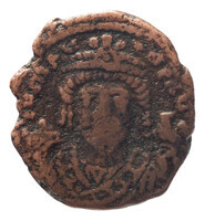 TMNK 09801
<br/>
Kwart follis uit het Byzantijnse Rijk op naam van Mauritius Tiberius (582-602)
<br/>
<em>Byzantijns Keizerrijk</em>