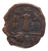 TMNK 09801
<br/>
Kwart follis uit het Byzantijnse Rijk op naam van Mauritius Tiberius (582-602)
<br/>
<em>Byzantijns Keizerrijk</em>