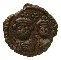 TMNK 09816
<br/>
Kwart follis uit het Byzantijnse Rijk op naam van Heraclius, keizer (610-641) / Heraclius Constantijn III, keizer (641)
<br/>
<em>Byzantijns Keizerrijk</em>