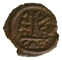 TMNK 09816
<br/>
Kwart follis uit het Byzantijnse Rijk op naam van Heraclius, keizer (610-641) / Heraclius Constantijn III, keizer (641)
<br/>
<em>Byzantijns Keizerrijk</em>