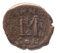 TMNK 09820
<br/>
Follis uit het Byzantijnse Rijk op naam van Heraclius, keizer (610-641) / Heraclius Constantijn III, keizer (641) / Constantijn Heracléonas, keizer (641)
<br/>
<em>Byzantijns Keizerrijk</em>