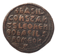 TMNK 09843
          <br/>
          Follis uit het Byzantijnse Rijk op naam van Basilius (Basileios) I, keizer (867-886) / zoon van Basilius Constantijn / Leo (Leon) VI van Byzantium, keizer (886-912)
          <br/>
          <em>Byzantijns Keizerrijk</em>