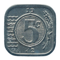TMNK 10882
          <br/>
          Vijf cent (stuiver) uit Nederland uit de tijd van de Duitse bezetting (1940-1945)
          <br/>
          <em>Nederland, Duitse bezetting (1940-1945)</em>