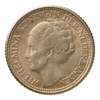 TMNK 11931
          <br/>
          Vijfentwintig cent (kwartje) uit Suriname en Curaçao op naam van koningin Wilhelmina (1890-1948)
          <br/>
          <em>Curaçao & Suriname, Koninkrijk der Nederlanden (1830-heden)</em>