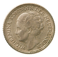 TMNK 11933
          <br/>
          Vijfentwintig cent (kwartje) uit Suriname, Nederlands Indië en Curaçao op naam van koningin Wilhelmina (1890-1948)
          <br/>
          <em>Curaçao, Suriname & Nederlands Indië, Koninkrijk der Nederlanden (1830-heden)</em>