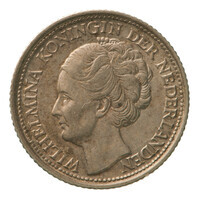 TMNK 11943
          <br/>
          Tien cent (dubbeltje) uit De Verenigde Staten van Amerika op naam van koningin Wilhelmina (1890-1948) en bestemd voor de Overzeese gebiedsdelen
          <br/>
          <em>Nederland, Koninkrijk (1830-heden)</em>