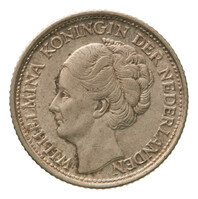 TMNK 11959
          <br/>
          Tien cent (dubbeltje) uit De Verenigde Staten van Amerika op naam van koningin Wilhelmina (1890-1948) en bestemd voor de Overzeese gebiedsdelen
          <br/>
          <em>Nederland, Koninkrijk (1830-heden)</em>