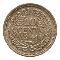 TMNK 11959
          <br/>
          Tien cent (dubbeltje) uit De Verenigde Staten van Amerika op naam van koningin Wilhelmina (1890-1948) en bestemd voor de Overzeese gebiedsdelen
          <br/>
          <em>Nederland, Koninkrijk (1830-heden)</em>