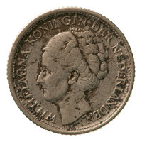 TMNK 11961
          <br/>
          Tien cent (dubbeltje) uit De Verenigde Staten van Amerika op naam van koningin Wilhelmina (1890-1948) en bestemd voor de Overzeese gebiedsdelen
          <br/>
          <em>Nederland, Koninkrijk (1830-heden)</em>