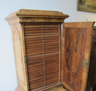 TMNK 13383
<br/>
Penningkastje van hout met laatjes, vermoedelijk uit de nalatenschap van Adriaan Justus Enschedé en afkomstig van zijn grootvader Johannes Enschedé (1750-1799)
<br/>
<em>Republiek der Zeven Verenigde Nederlanden, republiek (1588-1795)</em>