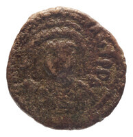 TMNK 16768
<br/>
Halve follis uit het Byzantijnse Rijk op naam van Mauritius Tiberius (582-602)
<br/>
<em>Byzantijns Keizerrijk</em>