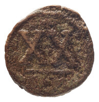 TMNK 16768
<br/>
Halve follis uit het Byzantijnse Rijk op naam van Mauritius Tiberius (582-602)
<br/>
<em>Byzantijns Keizerrijk</em>