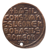 TMNK 16791
          <br/>
          Follis uit het Byzantijnse Rijk op naam van Basilius (Basileios) I, keizer (867-886) / zoon van Basilius Constantijn / Leo (Leon) VI van Byzantium, keizer (886-912)
          <br/>
          <em>Byzantijns Keizerrijk</em>